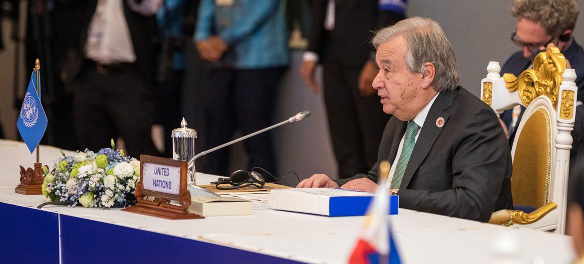 آنتونیو گوترش، دبیر کل سازمان ملل متحد در اجلاس سران اتحادیه کشورهای جنوب شرقی آسیا (آسه‌آن) - سازمان ملل در پنوم پن، کامبوج سخنرانی می‌کند.