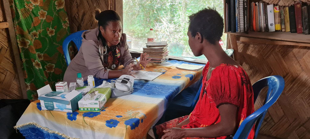 دکتر.  نانسی هامورا یک کلینیک بهداشتی برای زنان در مناطق روستایی شرقی، پاپوآ گینه نو اداره می کند. 