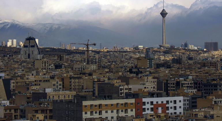 نمایی از محله ای در تهران، ایران.  از جمله، برجام لغو تحریم‌ها را پیش‌بینی می‌کند که «منافع اقتصادی ملموس برای مردم ایران» به همراه دارد.