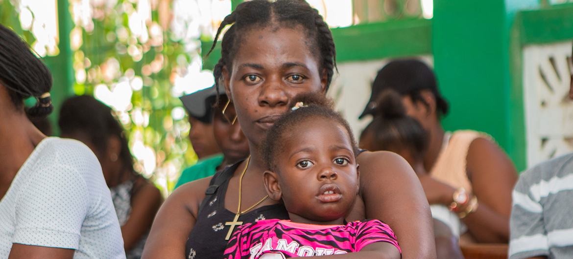 مادران به همراه فرزندان خود منتظر واکسینه شدن در بیمارستان تحت حمایت UNFPA در جنوب هائیتی هستند.