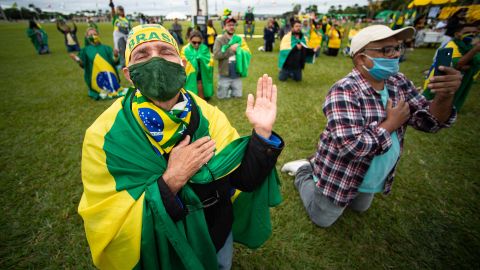 حامیان رئیس جمهور برزیل، ژایر بولسونارو، در طول یک کاروان راهپیمایی و اعتراض علیه کنگره ملی و دادگاه عالی به دلیل اقدامات قرنطینه در بحبوحه همه‌گیری ویروس کرونا (COVID-19) در مقابل کنگره ملی در 9 مه 2020 در برازیلیا اعتراض می‌کنند.