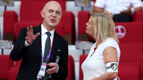 رئیس فدراسیون فوتبال آلمان، برند نویندورف (L) و نانسی فائسر، وزیر کشور و جامعه فدرال آلمان، که لباسی به تن دارد. 