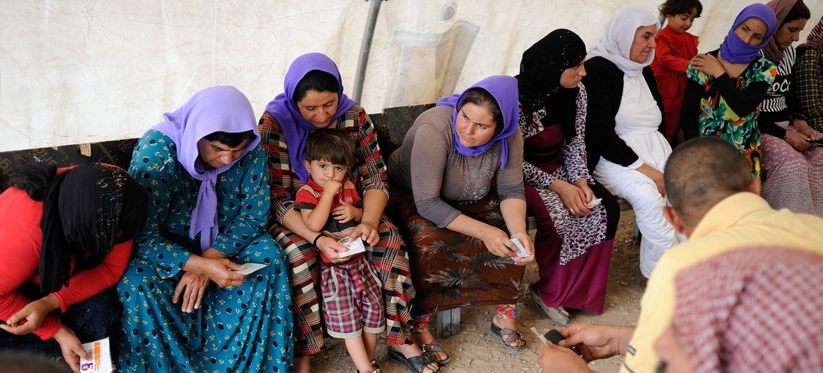 بسیاری از خانواده های ایزدی خانه های خود را ترک کردند و به اردوگاه باجت کندلا برای آوارگان داخلی در شمال عراق پناه بردند.  (فایل)