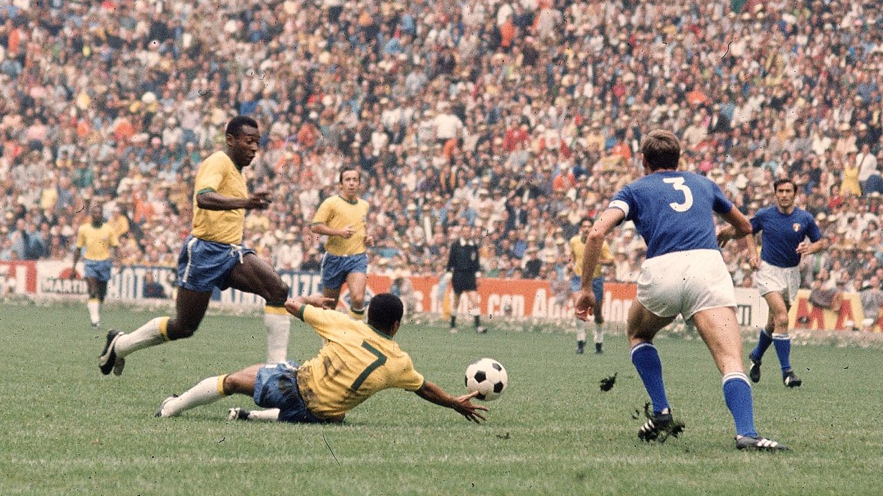 پله در بازی مقابل ایتالیا در فینال جام جهانی 1970. 