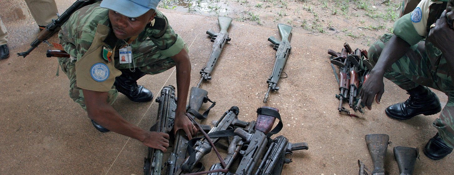 یک حافظ صلح سازمان ملل با سلاح گرم که از شبه نظامیان در ساحل عاج جمع آوری شده بود. 