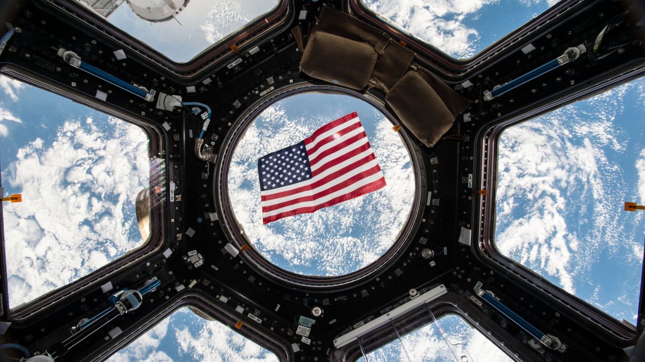 تصویری که کیل لیندگرن در رسانه های اجتماعی از پرچم ایالات متحده در ماژول کوپولا شناور است منتشر کرد. 
