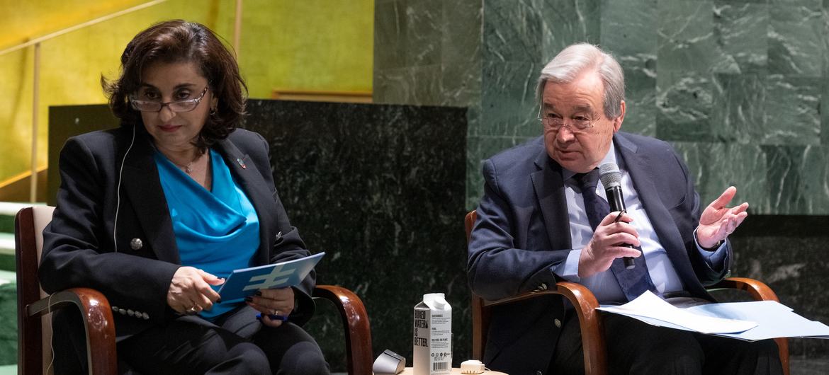 آنتونیو گوترش، دبیر کل سازمان ملل متحد (راست) در یک جلسه تاون هال با جامعه مدنی که توسط سیما سامی باهوس (چپ)، مدیر اجرایی سازمان ملل متحد زنان اداره می شد، صحبت می کند.