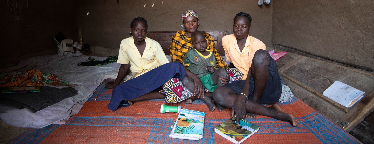 ماما حمیدو (مرکز) که پس از به دست گرفتن کنترل شورشیان مسلح از روستای خود در شمال کامرون فرار کرد، بودجه درآمدزایی را از برنامه توسعه سازمان ملل دریافت کرد و با درآمد خود، خانه کوچکی ساخت و فرزندانش را به مدرسه فرستاد.  (فوریه 2019)